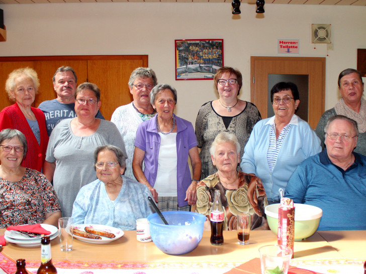 Nach dem Essen kamen Roklumer Seniorenkreismitglieder zu einem Andenken-Foto zusammen. Foto: Bernd-Uwe Meyer