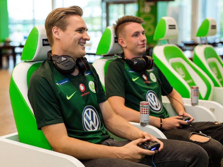 Die E-Sportler des VfL Wolfsburg. Benedikt Saltzer (SaLz0r) und Timo Siep (TimoX). Foto: VfL Wolfsburg