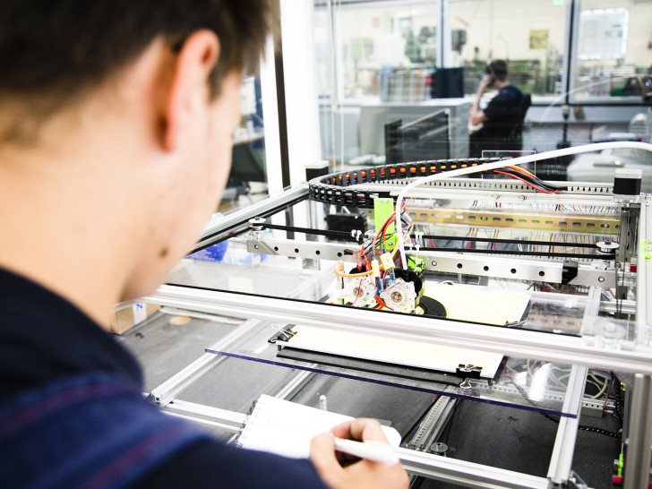 Technik hinterm Essen. Azubis in der Lebensmittelindustrie sind längst am 3D-Drucker aktiv. Foto: NGG