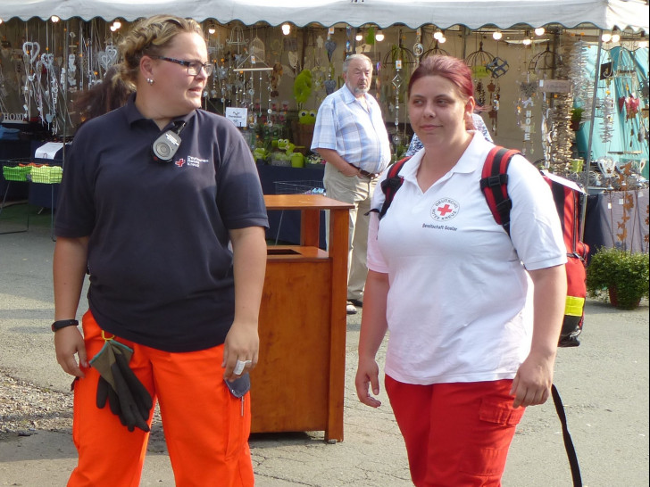 V.l.: Carina Alpert und Ann-Kathrin Samow bei einer ihrer Streifen über den Festplatz. Foto: Timo Pischke\DRK Kreisverband Goslar