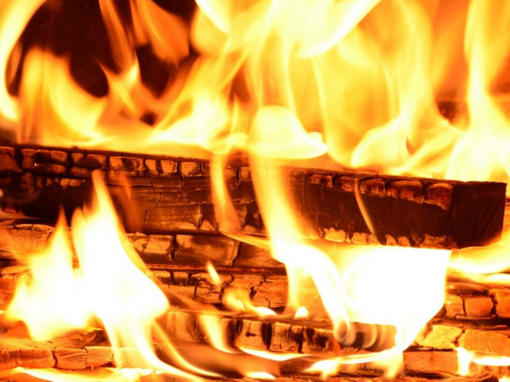 Die Romantik eines Holzfeuers hat leider auch Nebenwirkungen: Feinstaub. Fotos: Pixabay (public domain)