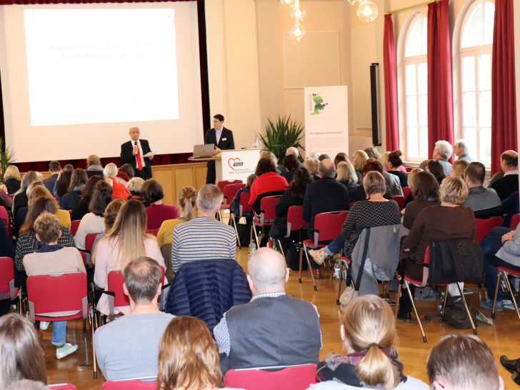 Prof. Dr. Florian Weck (vorne rechts), Universitätsprofessor für klinische Psychologie und Psychotherapie an der Universität Potsdam sprach über „Hypochondrie – Eine moderne Behandlungsperspektive“ Foto: 
AWO Psychiatriezentrum