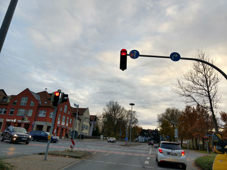 Nicht alle Autofahrer halten sich an das Linksabbieger-Verbot an der Kreuzung  Dr.-Heinrich-Jasper-Straße. Sind etwa die Schilder zu klein? Foto: Werner Heise