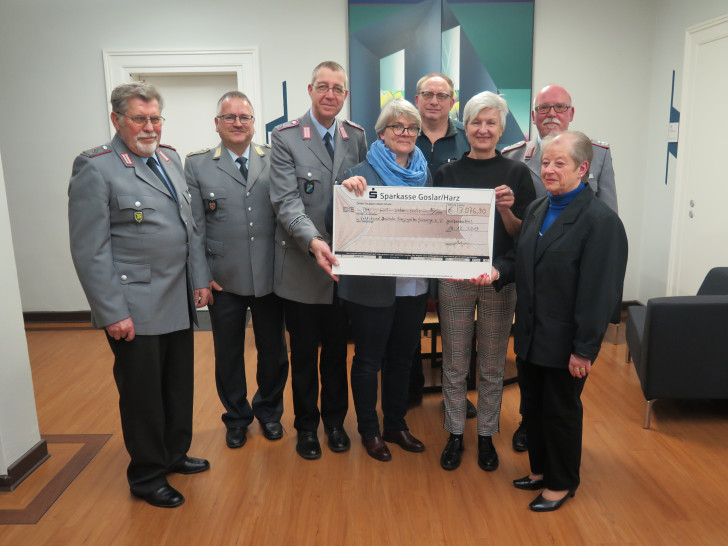 Landrätin Christiana Steinbrügge nahm als Kreisvorsitzende des Volksbundes für Deutsche Kriegsgräberfürsorge den Scheck entgegen (v.l.n.r.): Gert Lippelt, Frank Peinemann, Jens Kind, Katrin Fricke (Kreisgeschäftsführerin Volksbund), Rolf Sievers, Christiana Steinbrügge, Harald Nielebock und Heidi Lippelt.
Foto: Landkreis Wolfenbüttel