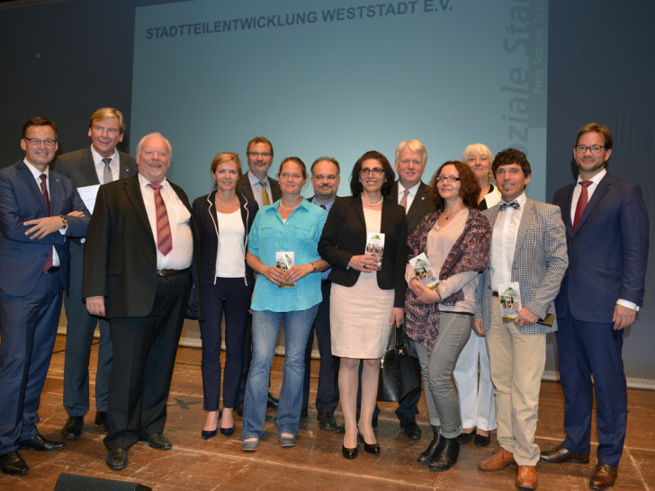 Die Nominierten aus Braunschweig-Weststadt gemeinsam mit Vertretern der Auslober. Foto: Tina Merkau
