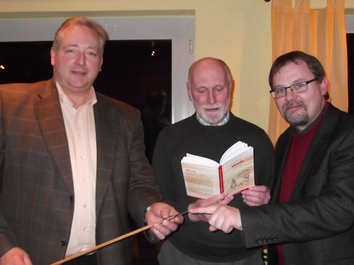 Frank Oesterhelweg, Autor Horst Petersen und Dr. Thomas Dahms (v.l.). Foto: Privat