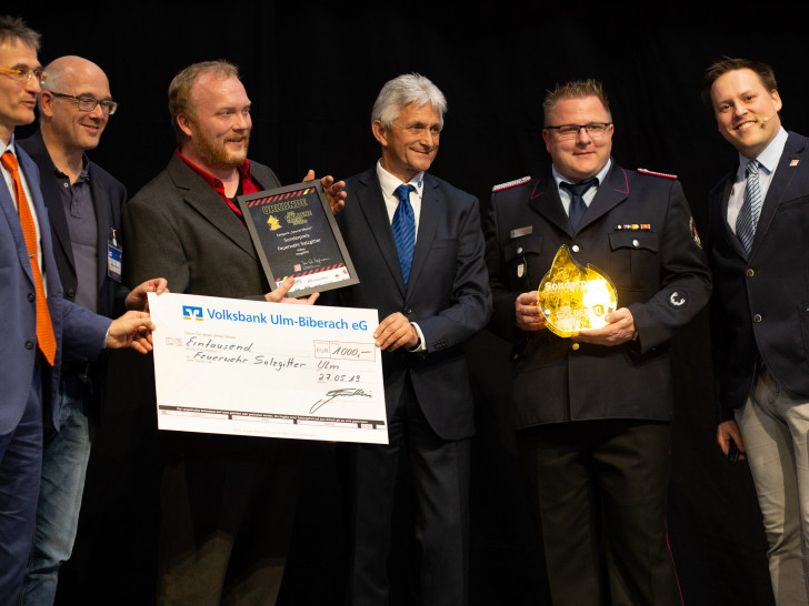 Von links: Jan-Erik Hegemann, Chefredakteur Feuerwehr-Magazin
Dirk Aschenbrenner, (Präsident vfdb)
Markus Bock, (Produzent)
Gebhard Kratzer, Vertriebsleiter Dönges GmbH & Co. KG
Benjamin Staab, (OrtsBM OF Salzgitter-Bad)
Nils Berthold, Shop-/ Eventmanager, EBNER MEDIA GROUP. Foto:  Stefanie Kopp / Feuerwehr-Magazin