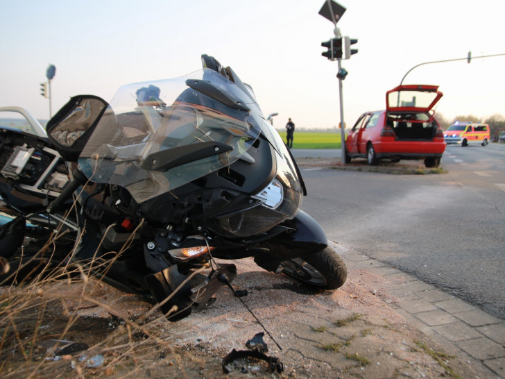 Der Fahrer des Motorrads wurde bei dem Unfall schwer verletzt. Foto: Rudolf Karliczek