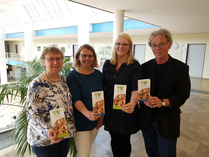 Karin Fouckhardt-Hentschel (Erziehungsberatung Stadt Wolfsburg; v.l.), Dr. Jennifer Siemann (Sozialpsychiatrischen Dienst Stadt Wolfsburg), Sabrina Konn (ehemalige Patin eines "Kleinen Angehörigen") und Reinhard Rodemann (Leitung Erziehungsberatung Wolfsburg) suchen neue Paten für die "Kleinen Angehörigen". Foto: Stadt Wolfsburg