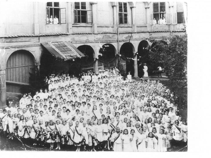 Schülerinnen im Innenhof des Schlosses, 1914. Foto: Schloss Museum Wolfenbüttel