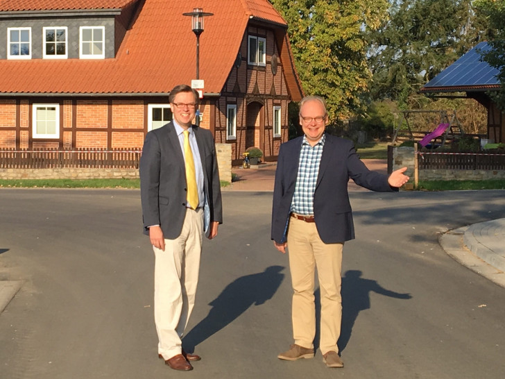 Landrat Dr. Andreas Ebel (links im Bild) und Thomas Spanuth, Bürgermeister der Gemeinde Meinersen, freuen sich über den abgeschlossenen Ausbau der Ortsdurchfahrt Höfen. Foto: Landkreis Gifhorn