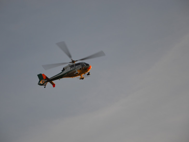 Der Hubschrauber suchte die Gegend nach der vermissten Dame ab. Foto: Tobias Breske