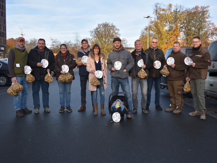 Einige der (zukünftigen) Landwirte der Gruppe 3 vor 12 nach einem aufklärenden Gespräch mit dem Leiter der Obst- und Gemüseabteilung eines Lebensmittelmarktes. Foto: Annabell Pommerehne