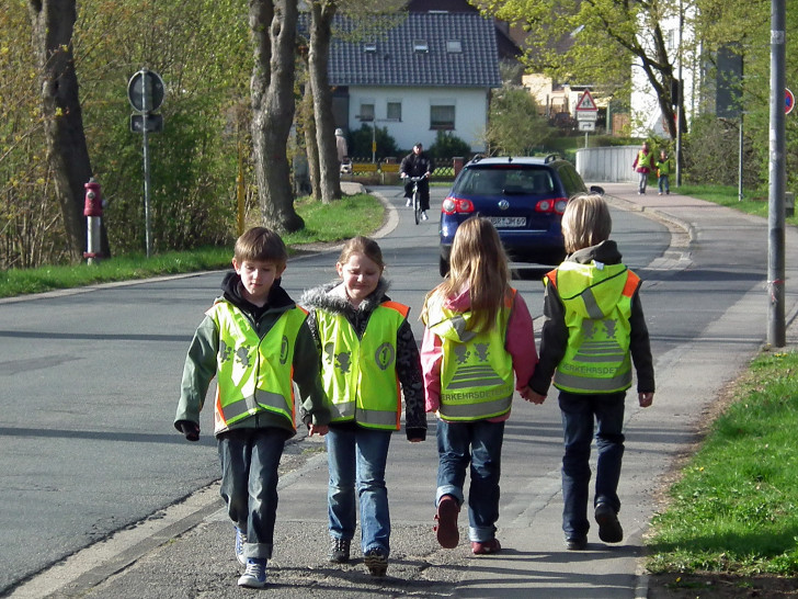 Schüler der Schunterschule in Flechtorf bei der Verkehrserziehung im Schulumfeld. Foto: Achim Klaffehn