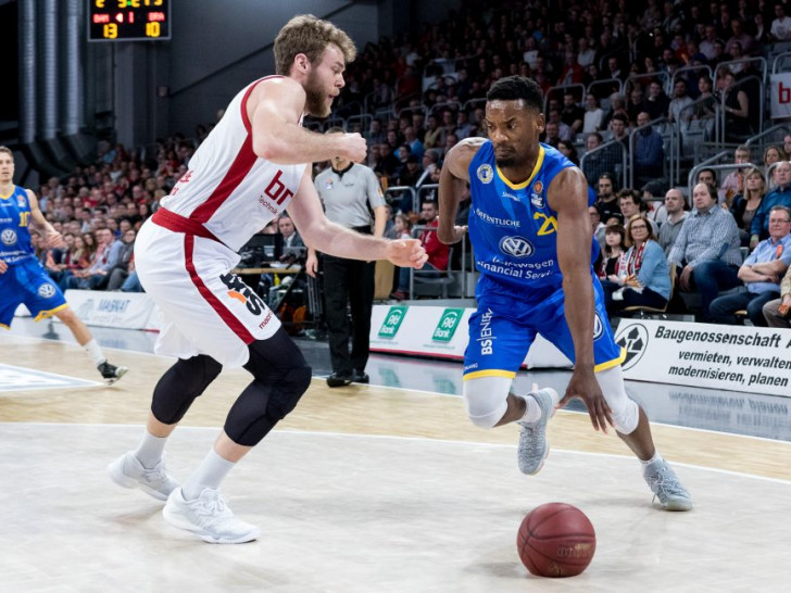 Nichts zu holen für Dyshawn Pierre (re.) und die Basketball Löwen beim Meister Bamberg. Foto: Thomas Hahn
