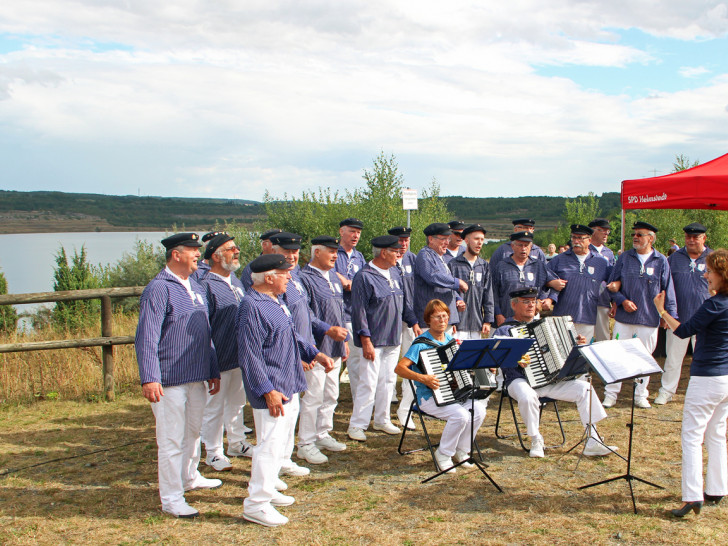 Der Helmstedter Shanty-Chor unter der Leitung von Marietta Reddemann ist beim Sommerfest dabei- Foto: SPD Helmstedt