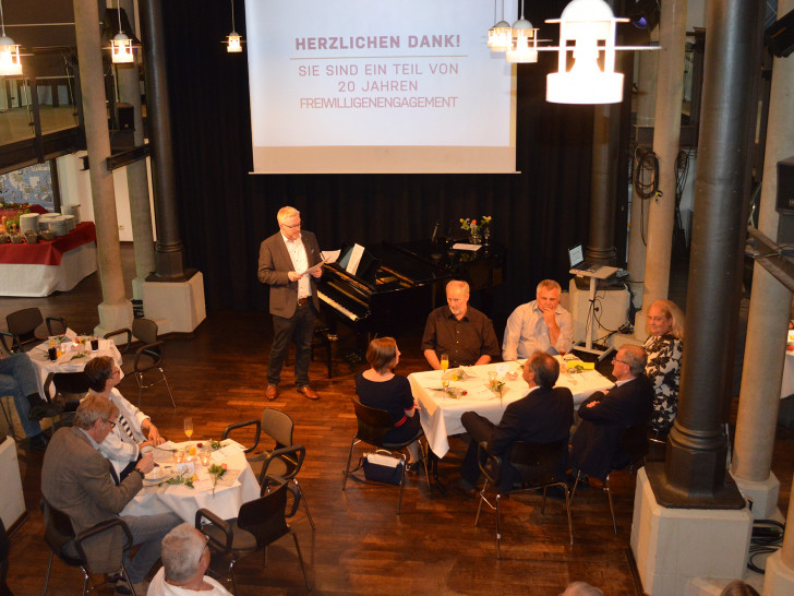 Agenturvorsitzender Falk Hensel begrüßt die Gäste zum 20. Geburtstag der Freiwilligenagentur Jugend, Soziales und Sport. Foto: Freiwilligenagentur