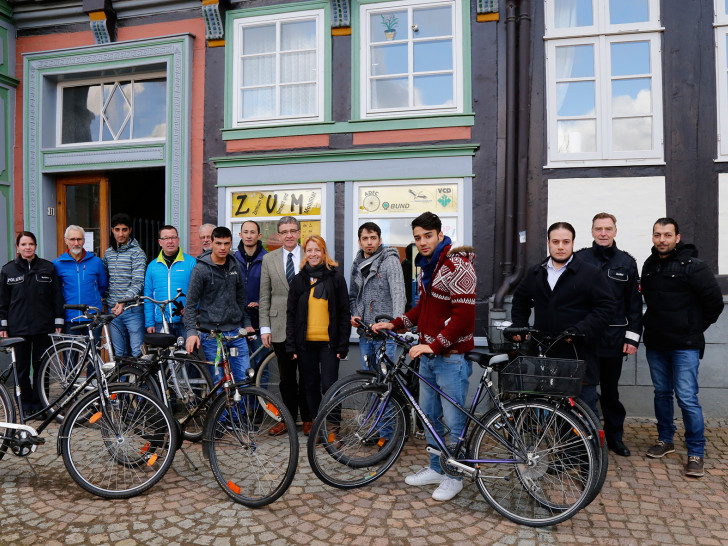 Fahrradübergabe am Zentrum für Umwelt und Mobilität. Foto: Stadt Wolfenbüttel