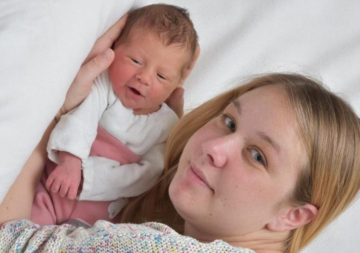 Das Team der Geburtshilfe begrüßte am 25. Dezember drei Neugeborene. Mutter Julia Reichelt ist überglücklich über die Geburt ihrer Tochter Mia. Foto: Helios Klinikum Salzgitter