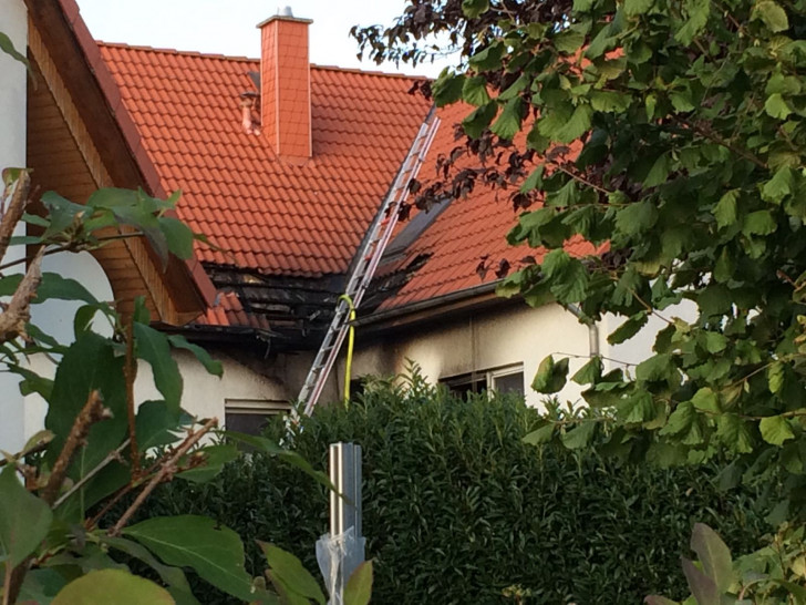 Großen Schaden richtete das Feuer auch am Dach an. Fotos: Werner Heise