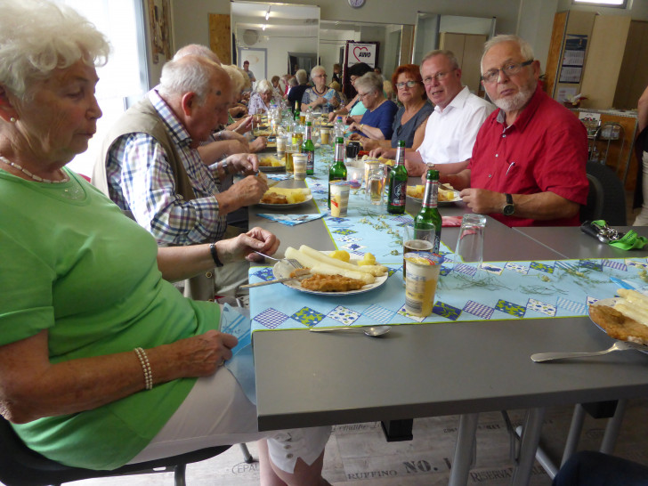 AWO-OV-Vorsitzender Hans-Joachim Kröger (2. Von rechts) im Kreise der Teilnehmenden beim traditionellen AWO-Spargelessen im „C 83“. Daneben Hannelore Schweigel und am Kopfende der Tafel AWO-Seniorenleiterin Marianne Geffers. Foto: Sabine Resch-Hoppstock