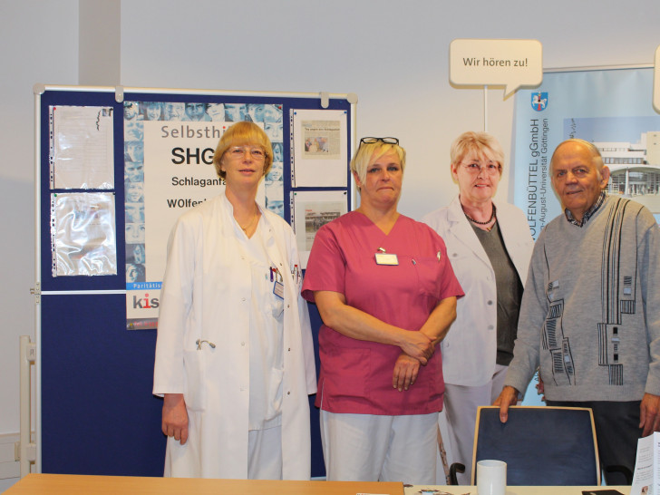 Ärztin Cornelia Axmann (links) und Leiter der Schlaganfall-Selbsthilfegruppe Klaus Ebers standen heute im Klinikum für Fragen und Informationen bereit. Foto: Jan Borner