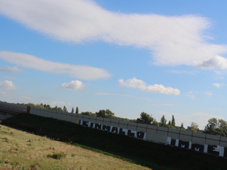 Bereits im Juni hatte die Stadt an der A39 ein Trauer-Graffito für einen verstorbenen Eintracht-Fan entfernen lassen. Jetzt tauchte ein neuer Schriftzug an der Stelle auf. Foto: Robert Braumann