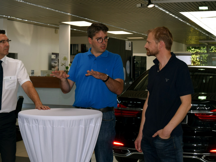 Geht es gerade um Fachkräfte oder doch eher um Motorleistung? Andreas Deutschmann, Dr. Oliver Junk und Uwe Schwenke de Wall jun. (von links) im Fachgespräch Foto: Stadt Goslar