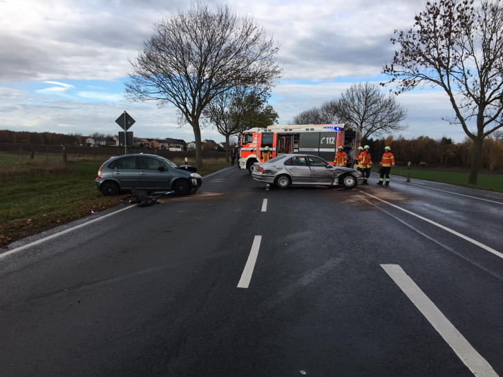 Crash auf der B214. Bei dem Unfall wurden drei Personen verletzt. Fotos: aktuell24(KR)