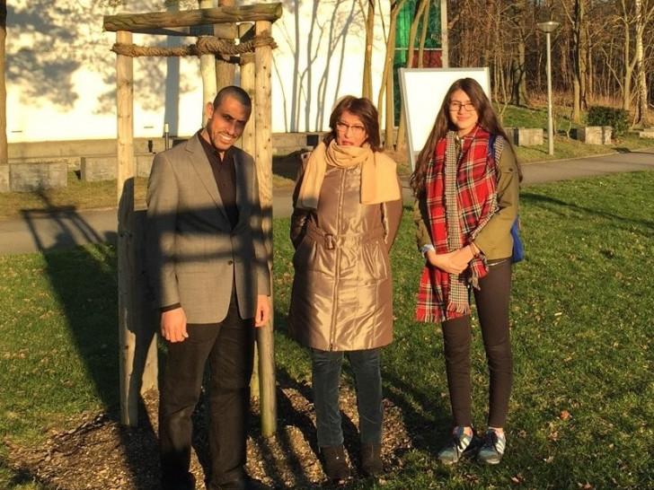 Inchirah Hababaou (Mitte) mit dem Geschäftsführer des Islamischen Kulturzentrums, Mohamed Ibrahim (links) und Ronia Hicheri vom Referat Repräsentation, Internationale Beziehungen der Stadt (rechts). Foto: Stadt Wolfsburg