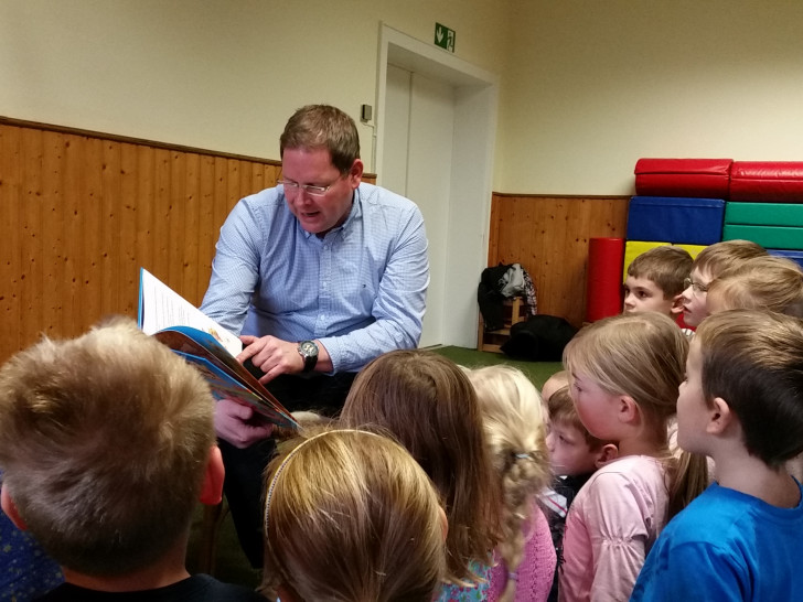 Marcus Bosse las für kinder in Schladen. Foto: Privat