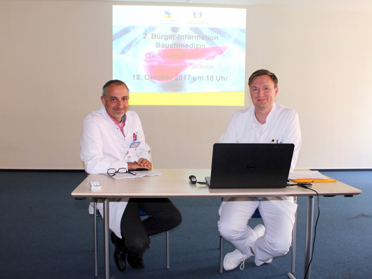 Dr. Kinan Rifai (li.) und Dr. Mark Jäger klären über Risiken aber auch die Chancen der Heilung von Bauchspeicheldrüsen-Erkrankungen auf. Foto: Alexander Dontscheff