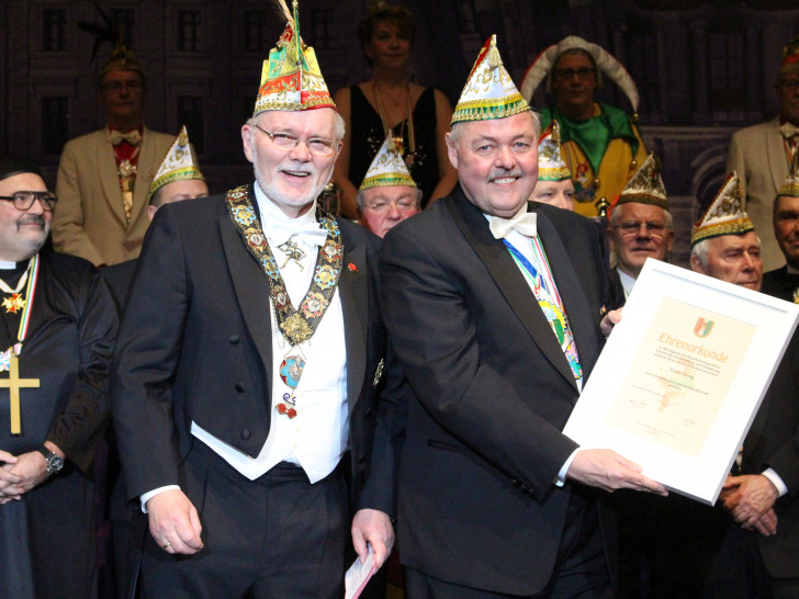 Martin Hortig (rechts) erhält die Urkunde als Ehrensenator von Präsident Bernd Ratayczak überreicht. Foto: Max Förster