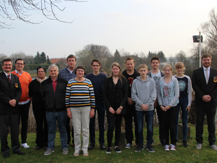 Die anwesenden Geehrten; ganz links: Andreas Werner (Ortsgruppenvorsitzender), ganz rechts Gerrit Meisel (Vertreter des Bezirks Braunschweig). Foto: DLRG