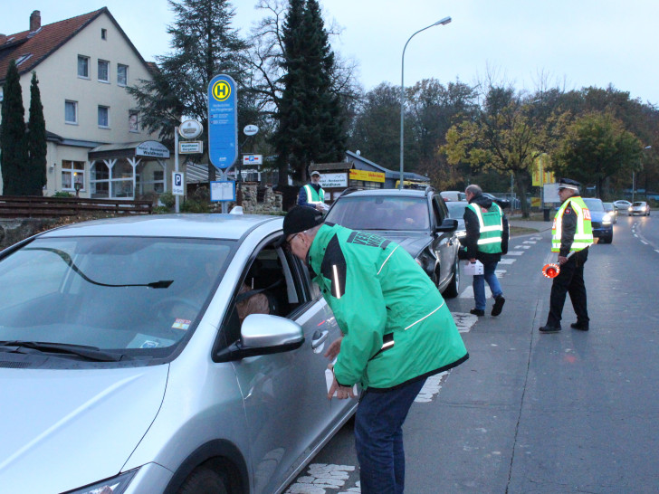 Auf der Adersheimer Straße wurden die Autofahrer bei der 13. Aktion „Winterfestes Auto“ auf die Winterzeit hingewiesen. Fotos: Anke Donner