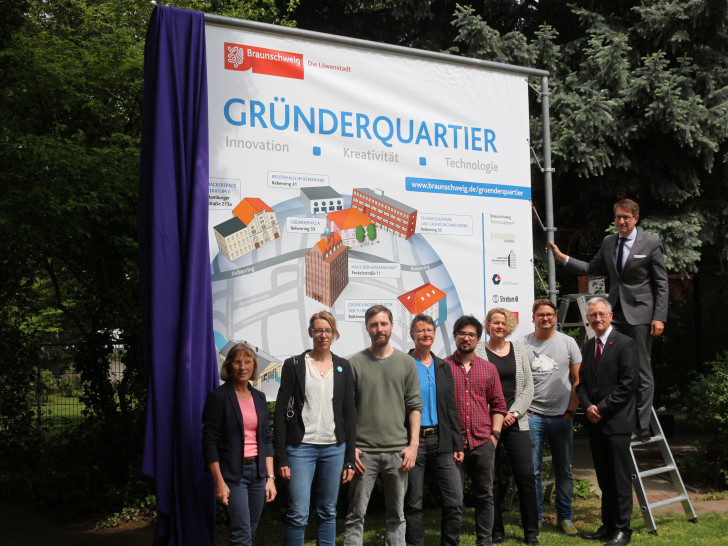 Florence Hahn, Leiterin des Technologieparks der Braunschweig Zukunft GmbH, Dr. Karen Minna Oltersdorf, Haus der Wissenschaft, Frithjof Hansing, Protohaus, Dr. Manuela-Christina Hahn, Gründungsinkubator der TU Braunschweig, Chris Töppe, Protohaus, Angela Wandrey, Gründerberaterin der Braunschweig Zukunft GmbH, Felix Draheim, Torhaus Nord e.V., Jörg Saathoff, Gründungsinkubator der TU Braunschweig und Wirtschaftsdezernent Gerold Leppa. (von linka), Foto: Robert Braumann