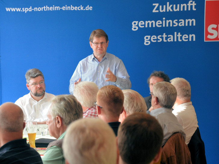 SPD-VIze Ralf Stegener war auf Einladung des Bundestagskandidaten Marcus Seidel "Auf ein Wort" nach Dassel gekommen. Foto: SPD