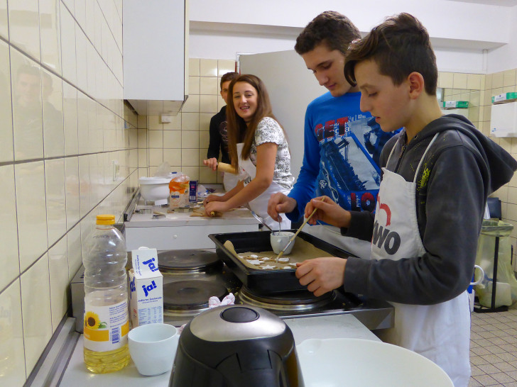 Die Kinder und Jugendlichen beim AWO-Projekt „Über den Tellerrand“ im Dezember in der Schöppenstedter Begegnungsstätte. Foto: Privat