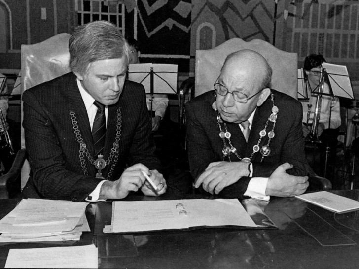 Am 8. Dezember 1987 unterzeichneten Braunschweigs Oberbürgermeister Gerhard Glogowski (links) und Magdeburgs Oberbürgermeister Werner Herzig den Partnerschaftsvertrag. Foto: Stadt Braunschweig. 
