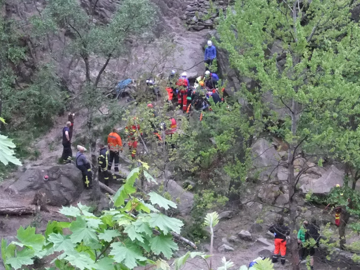 An der Marienwand im Okertal ist am Nachmittag ein Kletterer abgestütz und wurde schwer verletzt. Fotos: Feuerwehr Oker.
