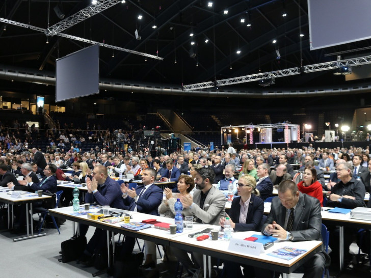 Am ersten Adventswochenende fand der AfD-Parteitag in der Volkswagenhalle statt. Die Linke will wissen, ob das Verbot von rassistischem, fremdenfeindlichem und radikalem Propagandamaterial überprüft wurde. Foto: Werner Heise