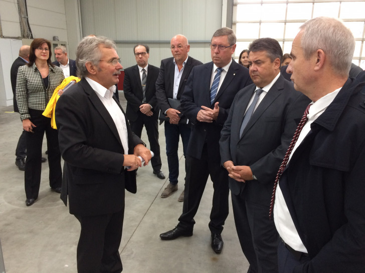 Dr.-Ing. Jochen Stöbich (links) berichtet Sigmar Gabriel im Beisein von Landrat Thomas Brych (rechts) von seinem Vorhaben.