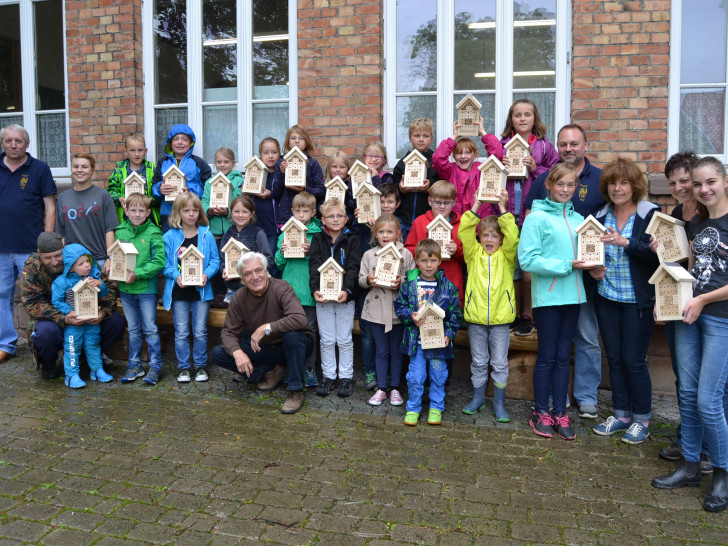 Ferienkinder bauten Insektenhotels. Fotos:  VUT-Hedeper