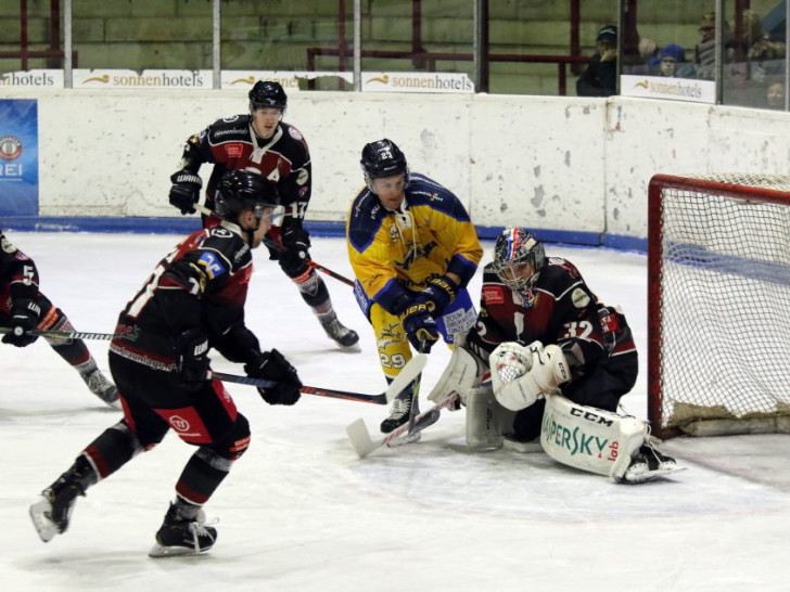 Trotz einer starken Leistung von Goalie Fabian Hönkhaus, konnten die Falken den Sieg der Trappers nicht vermeiden. Foto: Frank Neuendorf/Jahn Pictures