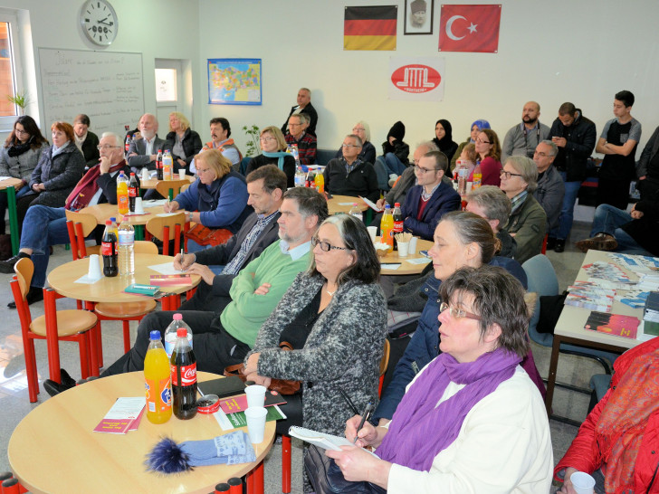  Vor kurzem veranstaltete die Türkisch-Islamische Gemeinde zu Northeim in Kooperation mit dem Bundesministerium für Familie, Senioren, Frauen und Jugend in ihren Räumen ein Seminar mit dem Thema "Islam - Was ist Glauben, was ist extrem?". Foto: Priesmeier.
