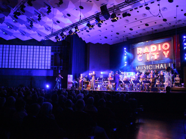 Die Big Band der Bundeswehr spielte am Donnerstagabend in der Stadthalle für Kinder der Region. Fotos: Anke Donner 
