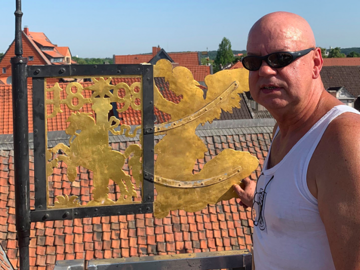 Stadt-Mitarbeiter Udo Meyerhof montiert die Wetterfahne. Foto: Stadt Wolfenbüttel