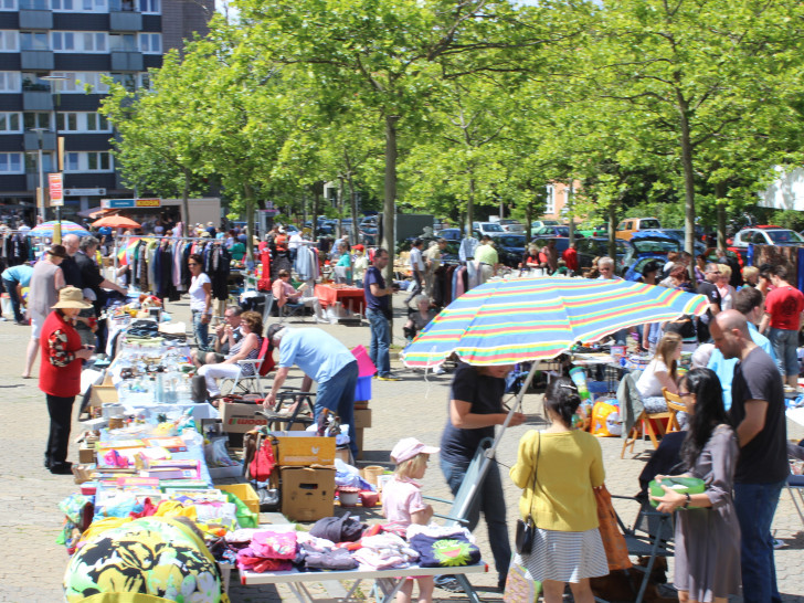 Der Flohmarkt in Jürgenohl war am Sonntag sehr gut besucht. Es gab so viele Verkaufsstände wie noch nie. Fotos: Anke Donner