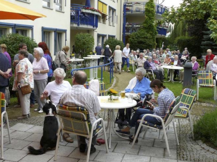 Lehndorfer Sommergottesdienst "open air" im Garten des Seniorenzentrums In den Rosenäckern. Foto: Veranstalter
