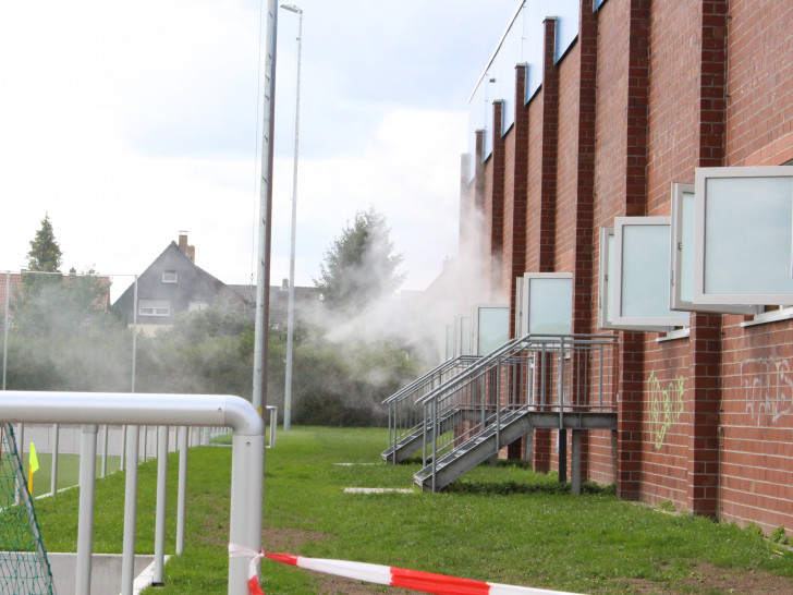 Zehn Feuerwehren rückten aus, um einen Brand in der Sporthalle Cremlingen zu bekämpfen. Foto: Max Förster